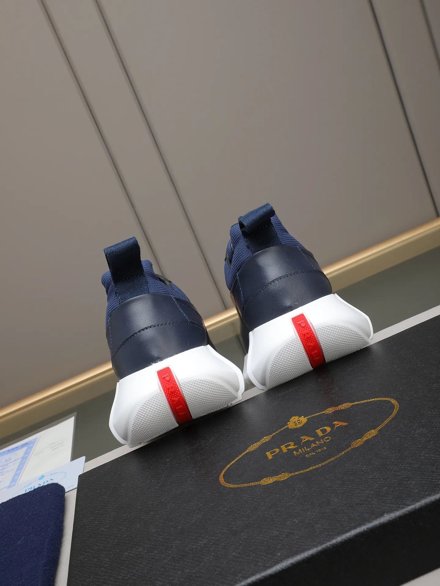 PP500 PRADA/Prada men's lace-up casual sports shoes, the upper is made of imported first-layer calfskin, soft, comfortable and breathable ➕ washed sheepskin lining! The tongue is decorated with the PRADA brand letter logo. The rubber thick sole echoes the red label tongue. The style is fashionable and elegant. The details are carefully crafted. A casual sports shoe with a super western style and excellent breathability!  Size: 38-44 (45 46 customized)